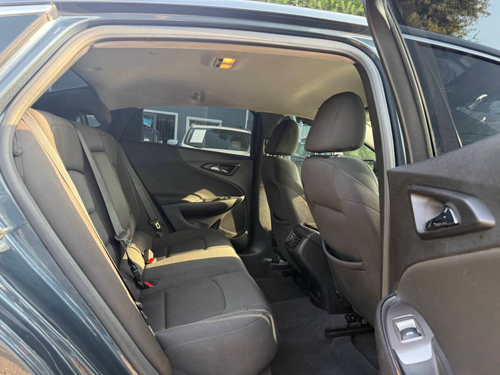 Chevrolet Malibu Vehicle Full-screen Gallery Image 17