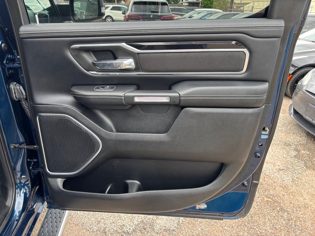 Ram 1500 Vehicle Full-screen Gallery Image 17