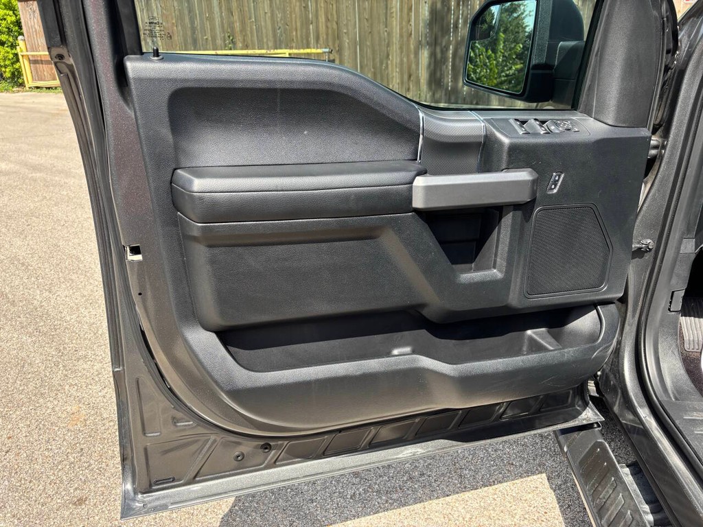 Ford F-150 Vehicle Full-screen Gallery Image 10