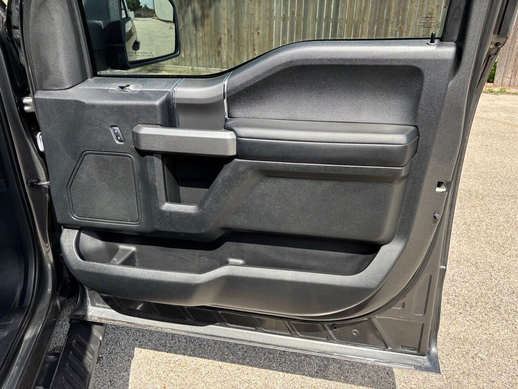 Ford F-150 Vehicle Full-screen Gallery Image 13