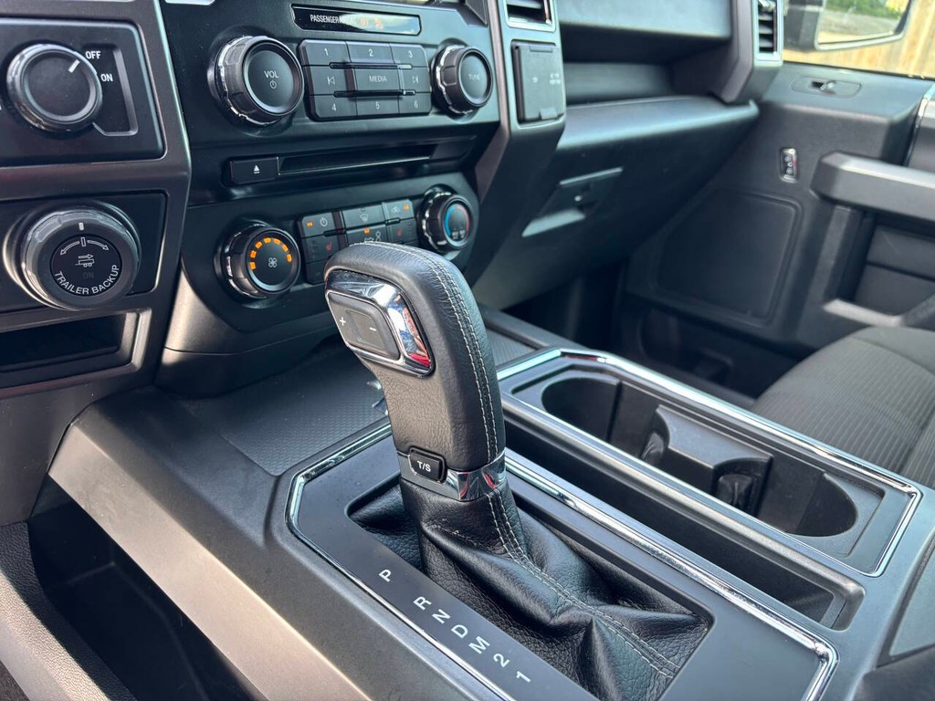 Ford F-150 Vehicle Full-screen Gallery Image 22