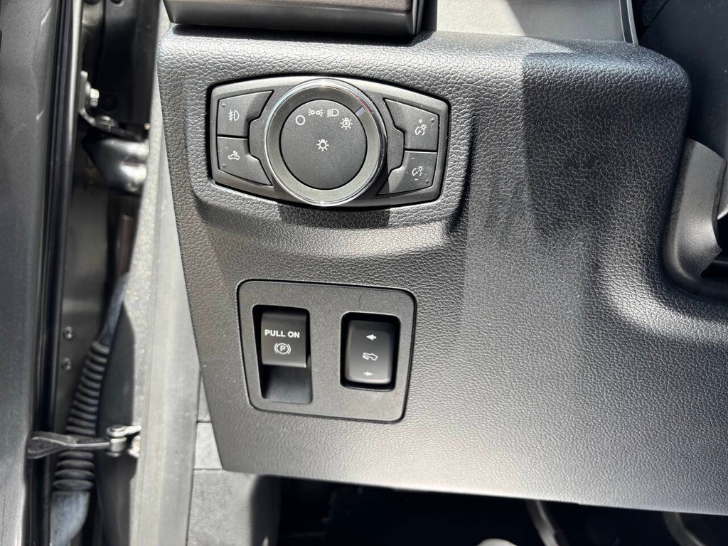 Ford F-150 Vehicle Full-screen Gallery Image 25