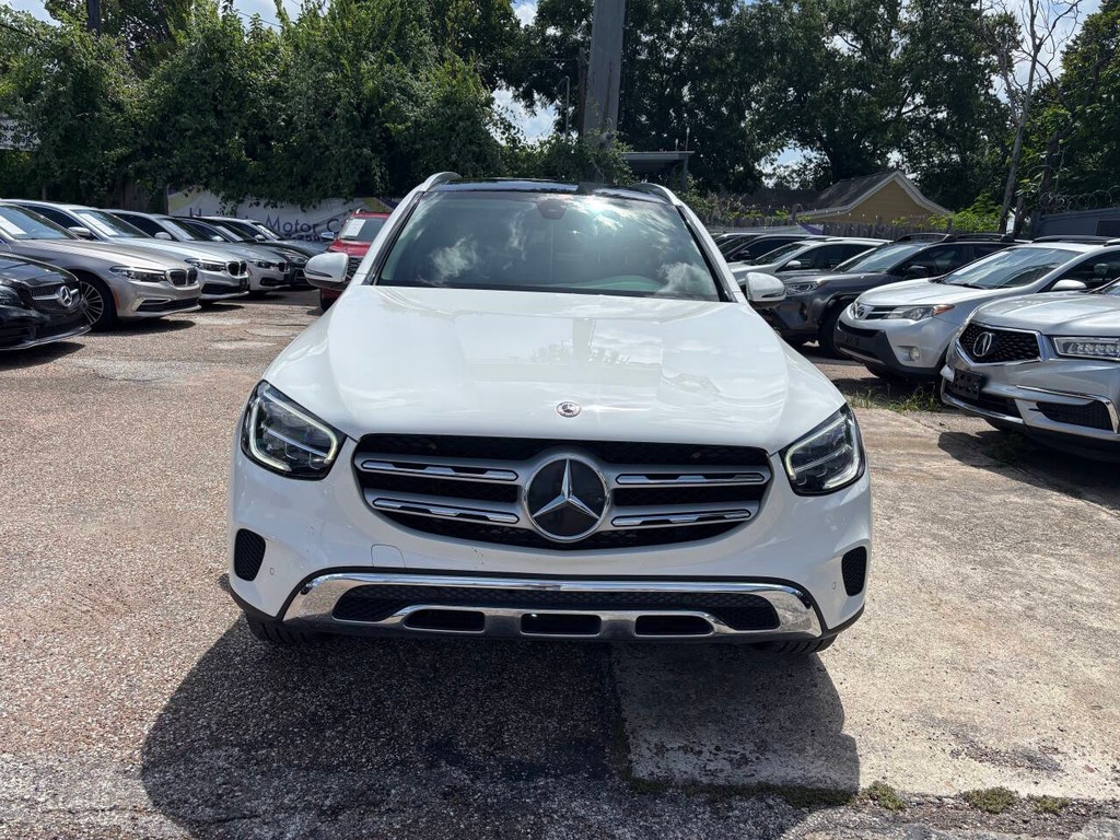 Mercedes-Benz GLC Vehicle Full-screen Gallery Image 02