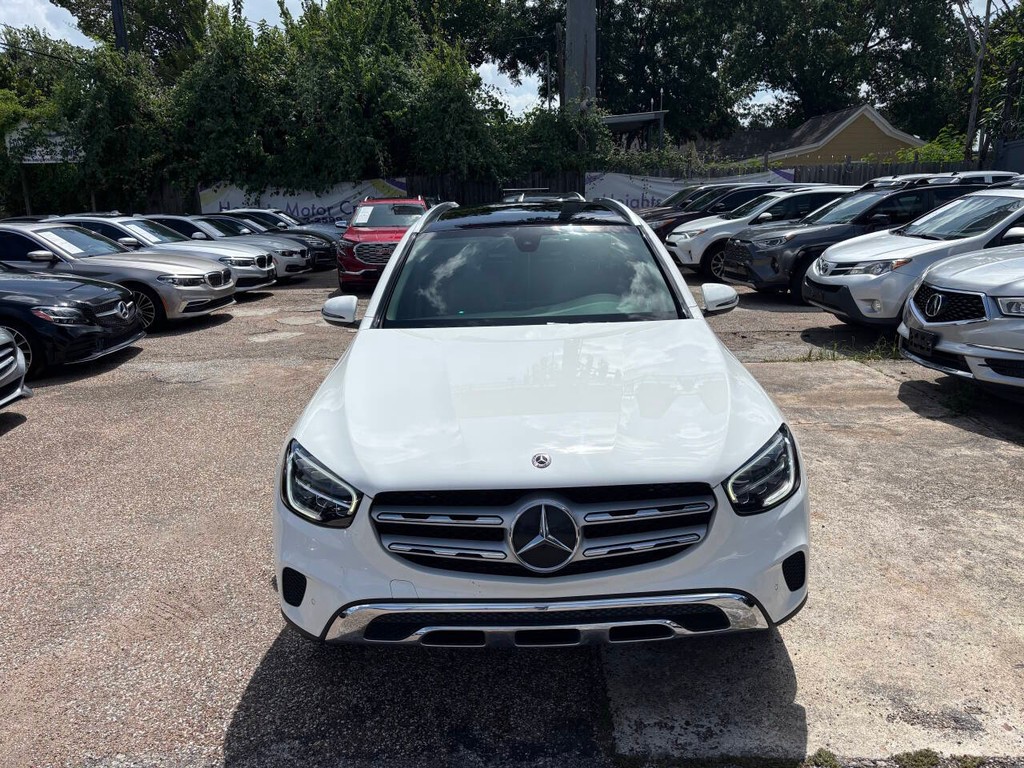 Mercedes-Benz GLC Vehicle Full-screen Gallery Image 03