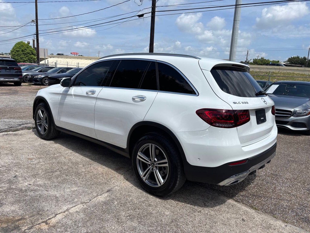 Mercedes-Benz GLC Vehicle Full-screen Gallery Image 05