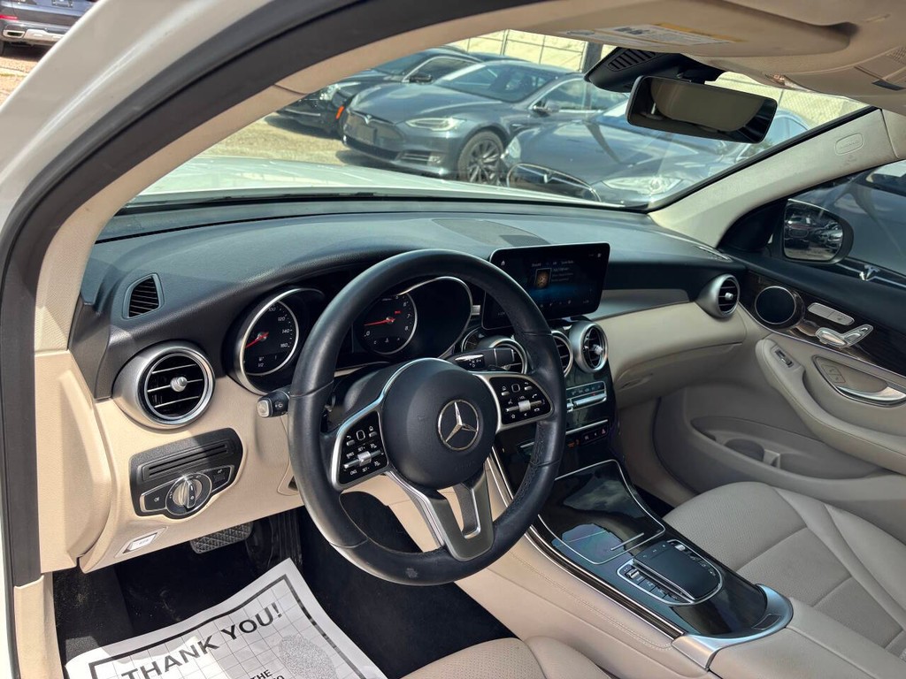 Mercedes-Benz GLC Vehicle Full-screen Gallery Image 08