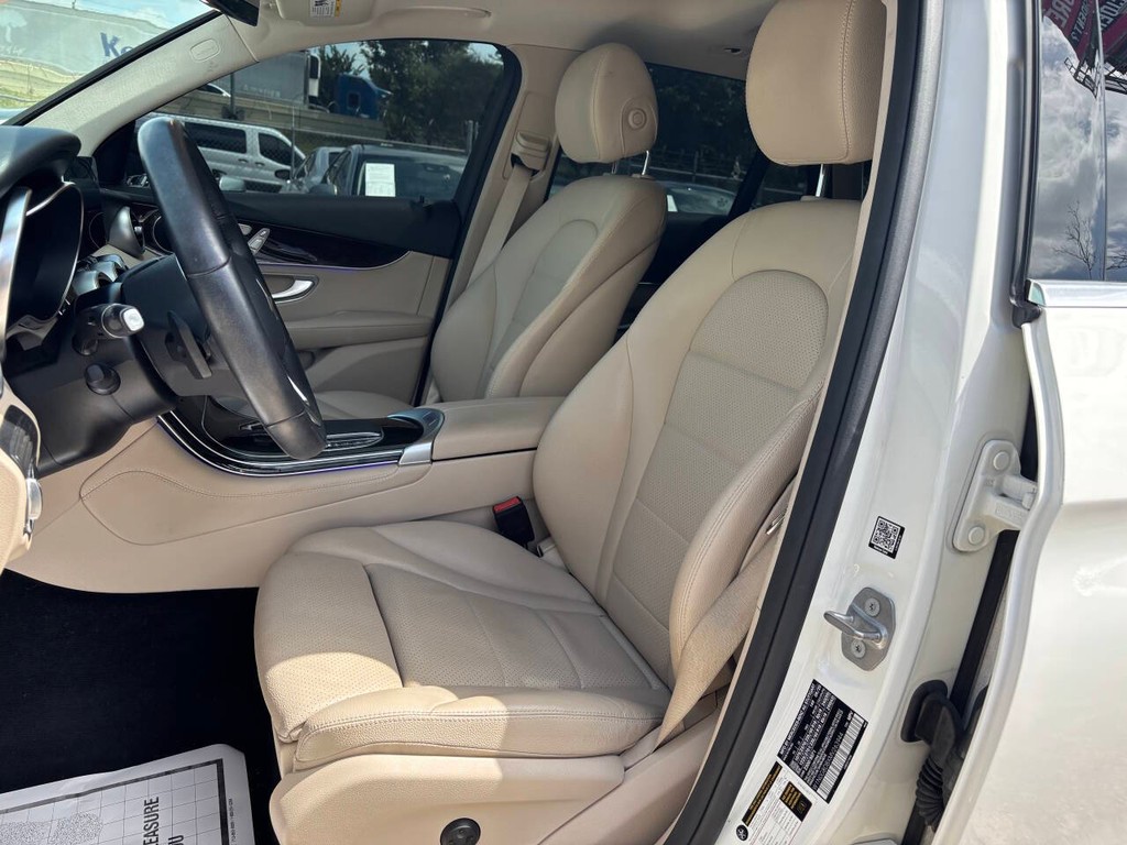 Mercedes-Benz GLC Vehicle Full-screen Gallery Image 09