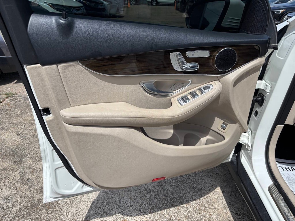 Mercedes-Benz GLC Vehicle Full-screen Gallery Image 10