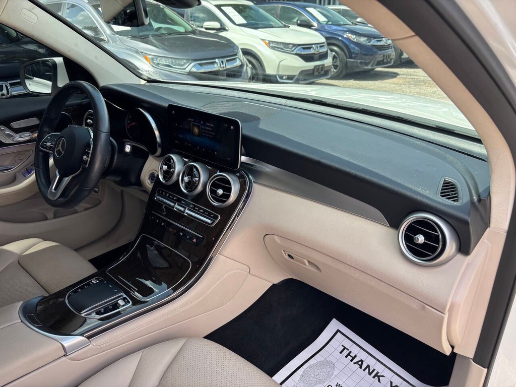 Mercedes-Benz GLC Vehicle Full-screen Gallery Image 11