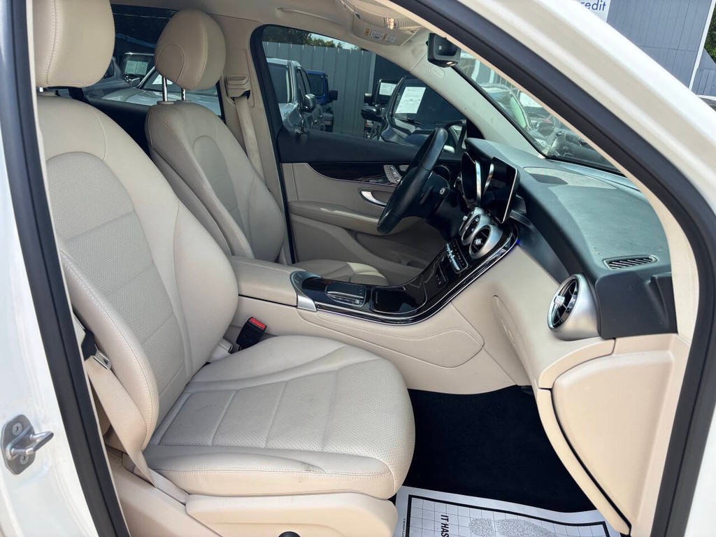 Mercedes-Benz GLC Vehicle Full-screen Gallery Image 12
