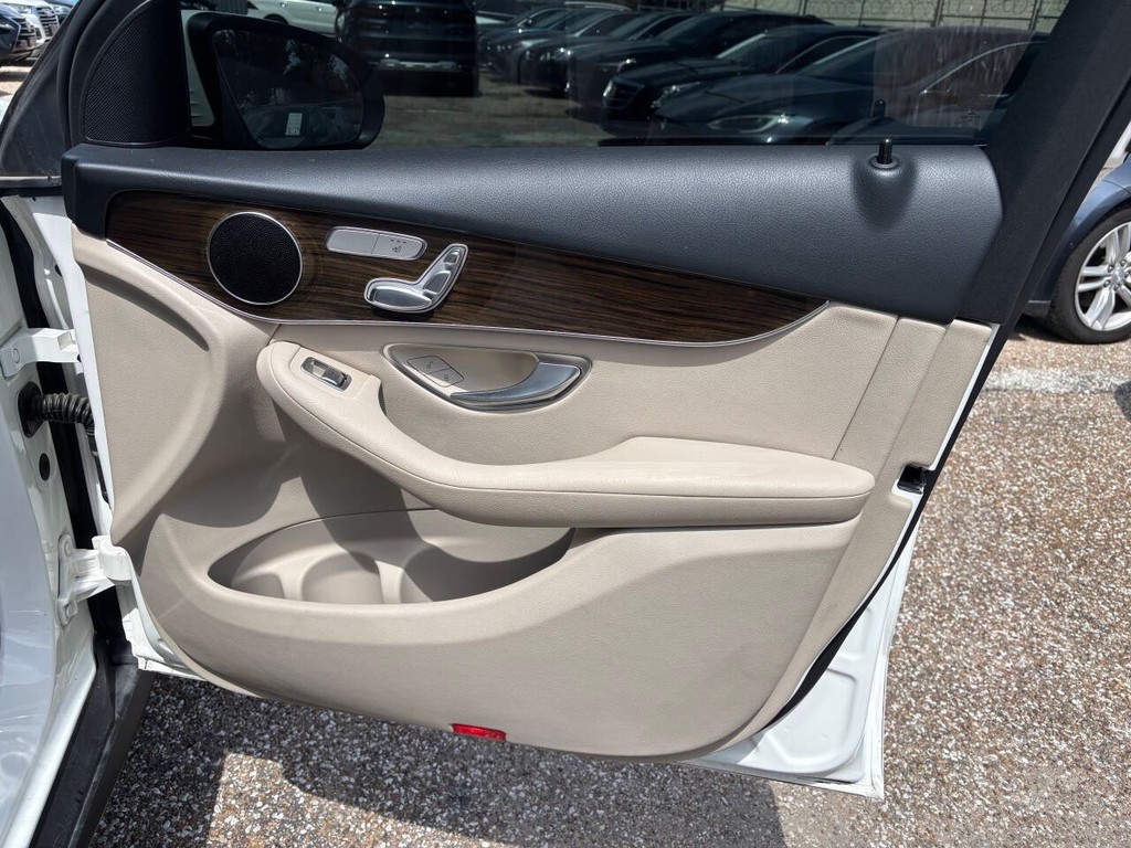 Mercedes-Benz GLC Vehicle Full-screen Gallery Image 13