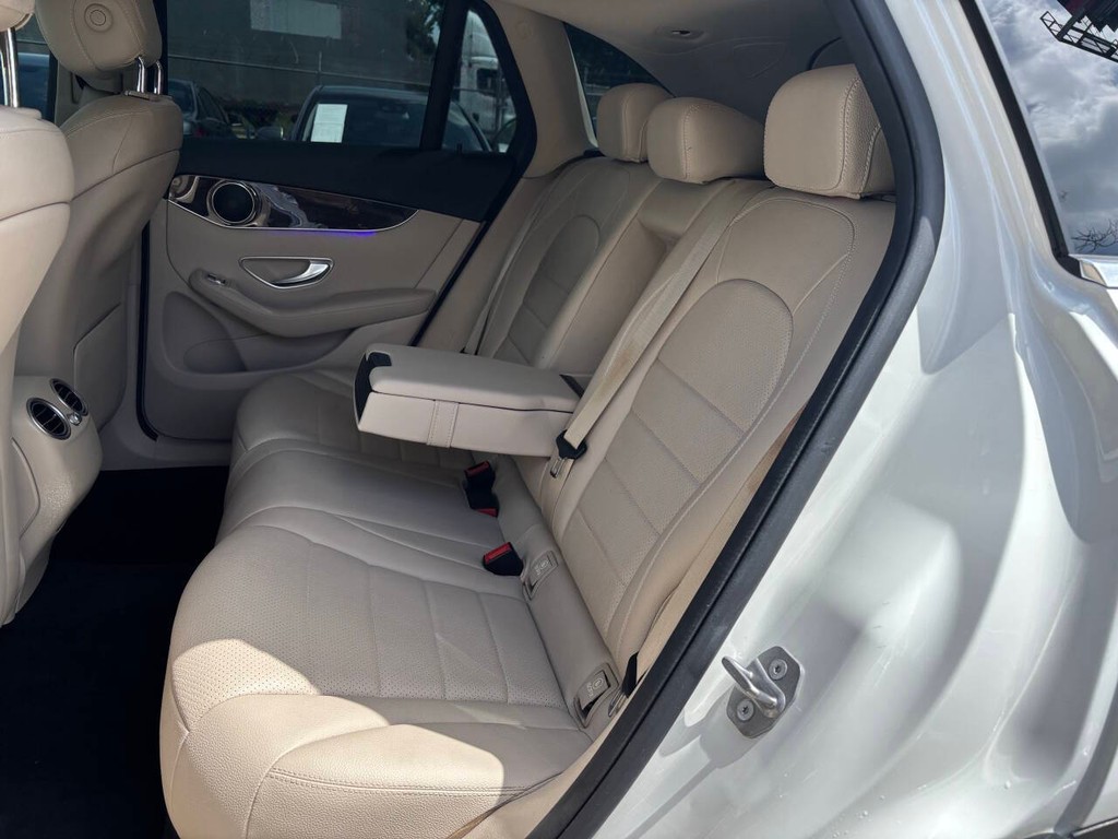 Mercedes-Benz GLC Vehicle Full-screen Gallery Image 14