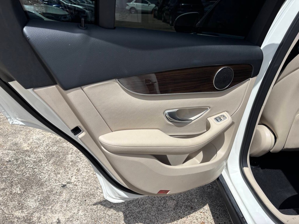 Mercedes-Benz GLC Vehicle Full-screen Gallery Image 15