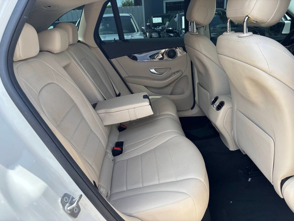 Mercedes-Benz GLC Vehicle Full-screen Gallery Image 16