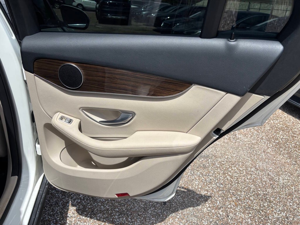 Mercedes-Benz GLC Vehicle Full-screen Gallery Image 17