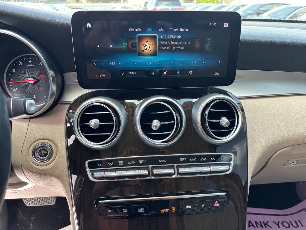 Mercedes-Benz GLC Vehicle Full-screen Gallery Image 20
