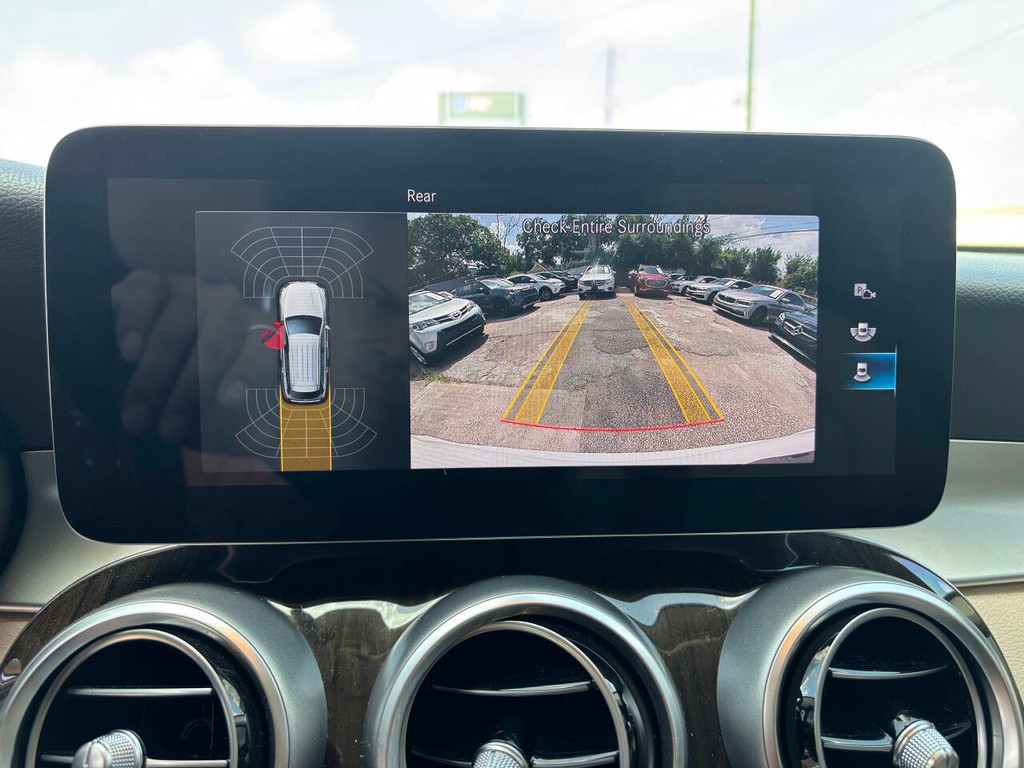 Mercedes-Benz GLC Vehicle Full-screen Gallery Image 21