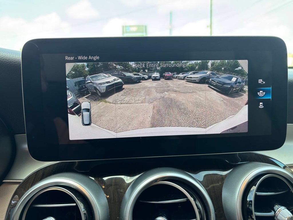 Mercedes-Benz GLC Vehicle Full-screen Gallery Image 22