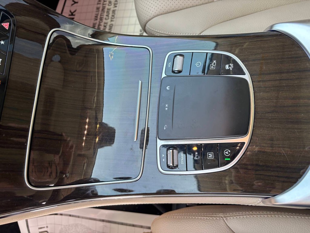 Mercedes-Benz GLC Vehicle Full-screen Gallery Image 23