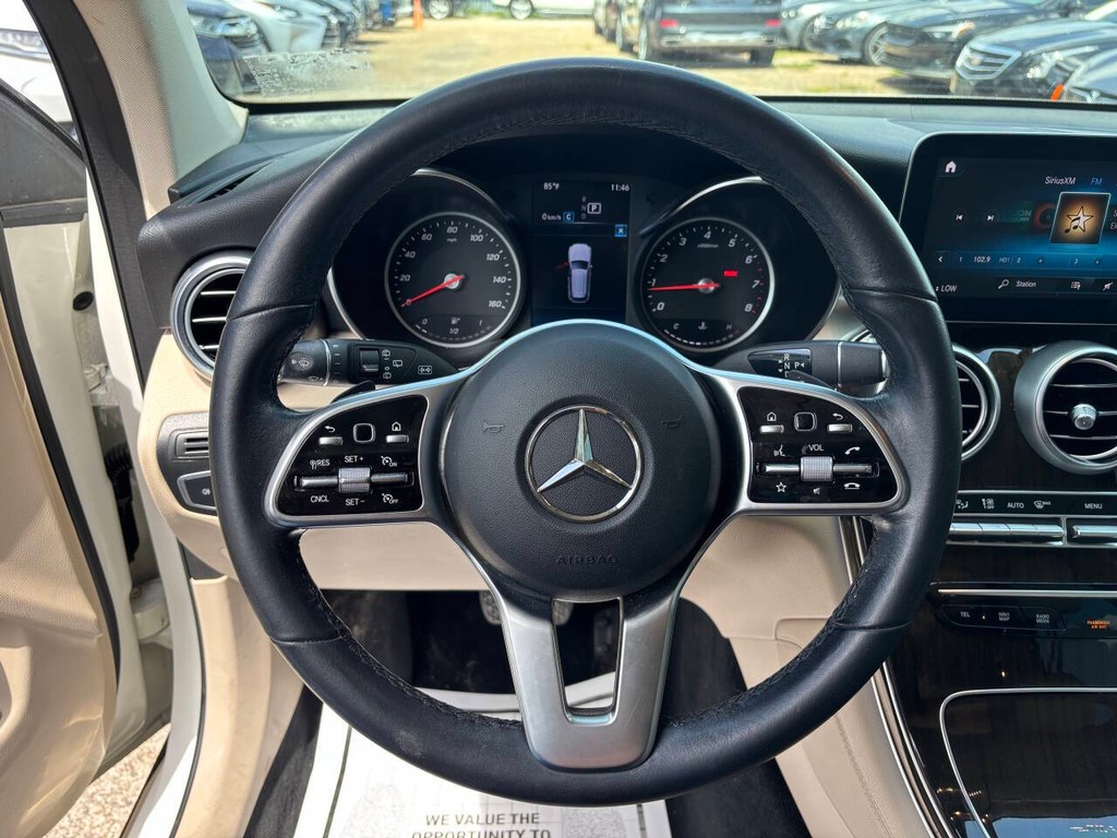 Mercedes-Benz GLC Vehicle Full-screen Gallery Image 24