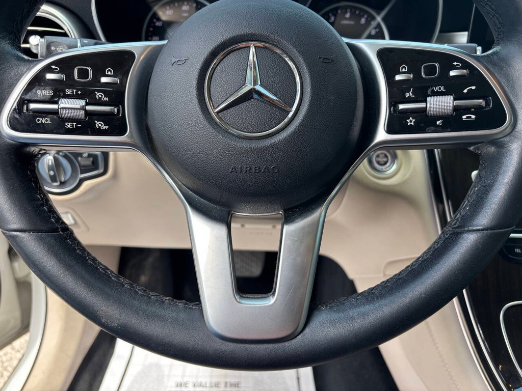 Mercedes-Benz GLC Vehicle Full-screen Gallery Image 25