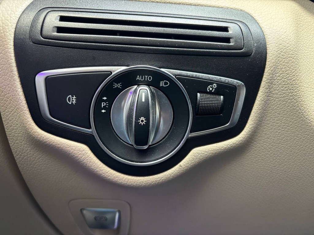 Mercedes-Benz GLC Vehicle Full-screen Gallery Image 26