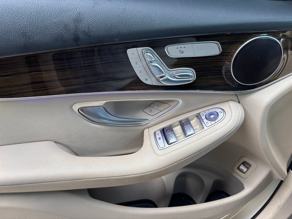 Mercedes-Benz GLC Vehicle Full-screen Gallery Image 27