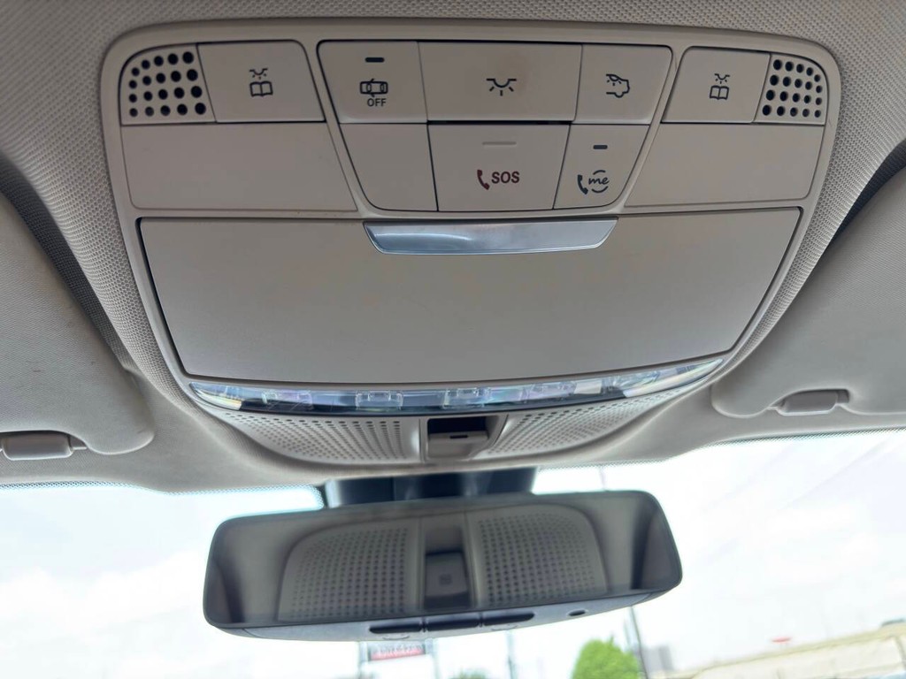 Mercedes-Benz GLC Vehicle Full-screen Gallery Image 28