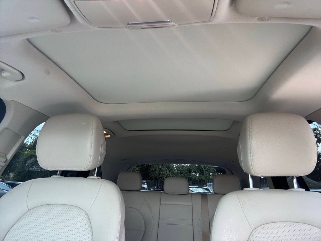 Mercedes-Benz GLC Vehicle Full-screen Gallery Image 29