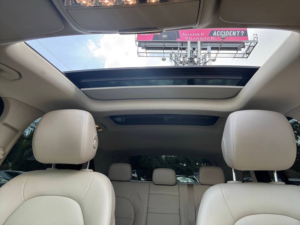 Mercedes-Benz GLC Vehicle Full-screen Gallery Image 30