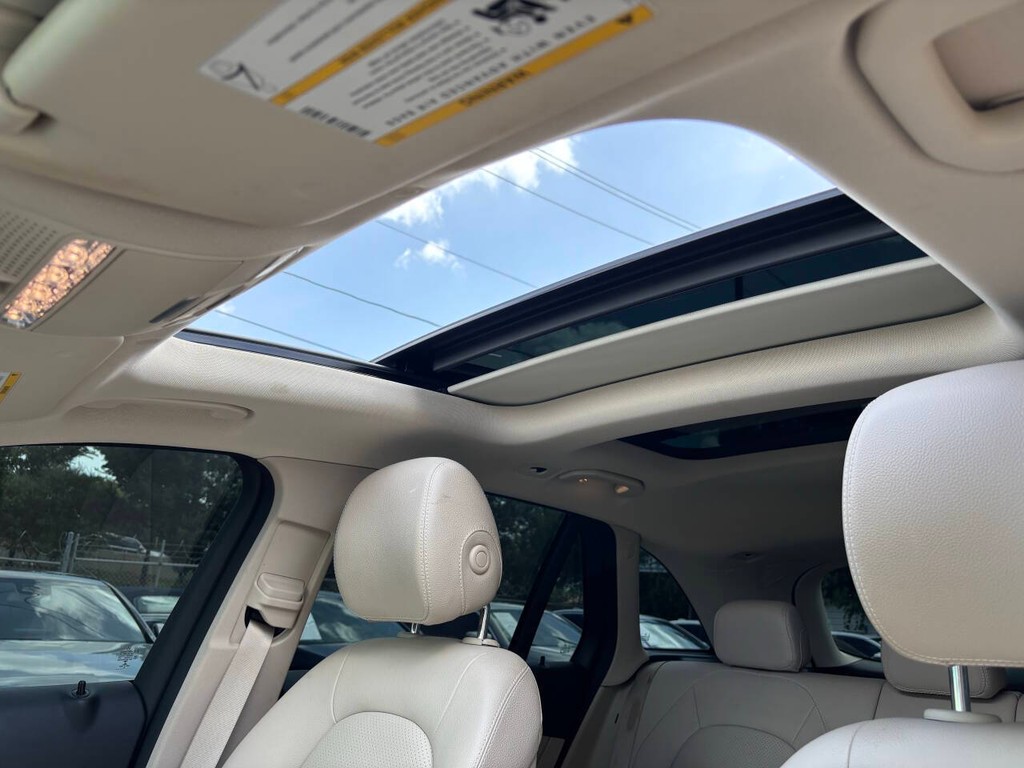 Mercedes-Benz GLC Vehicle Full-screen Gallery Image 31