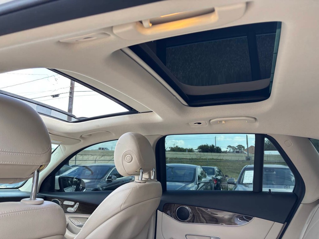 Mercedes-Benz GLC Vehicle Full-screen Gallery Image 32