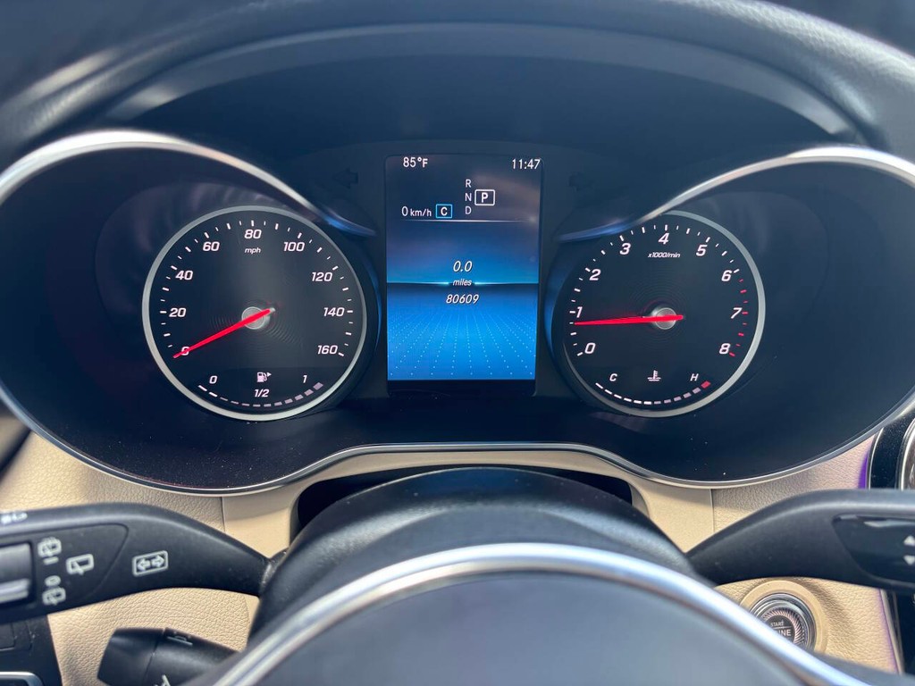 Mercedes-Benz GLC Vehicle Full-screen Gallery Image 33