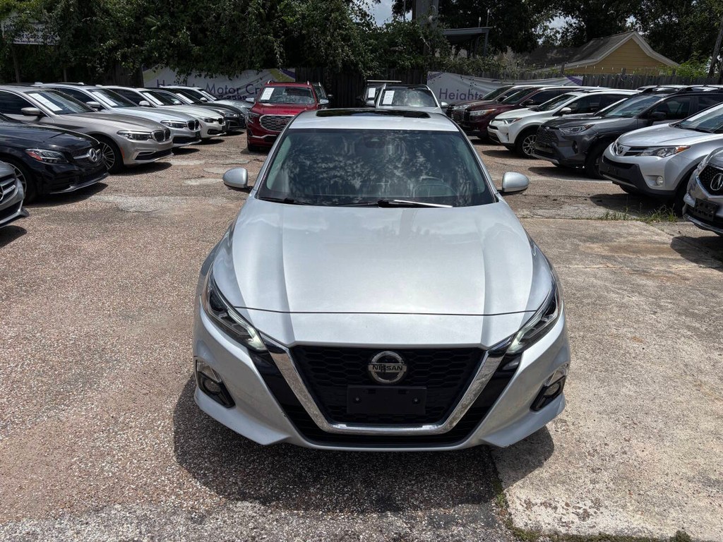 Nissan Altima Vehicle Full-screen Gallery Image 02