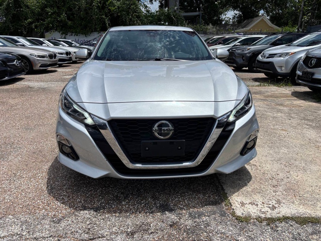 Nissan Altima Vehicle Full-screen Gallery Image 03