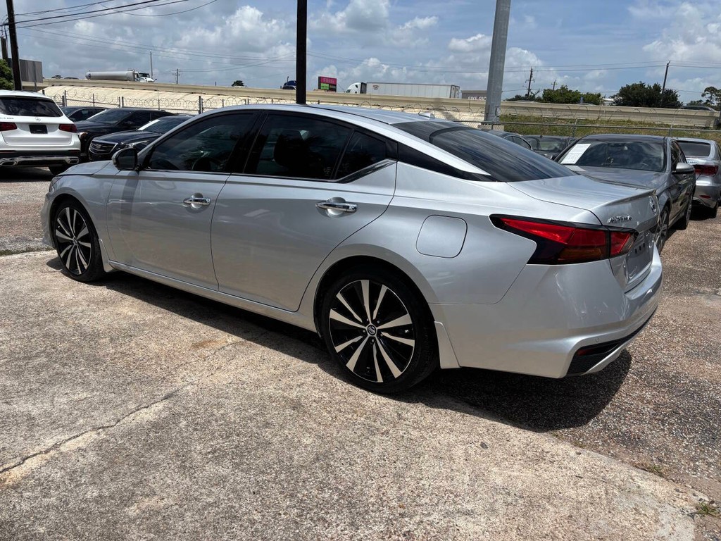 Nissan Altima Vehicle Full-screen Gallery Image 05