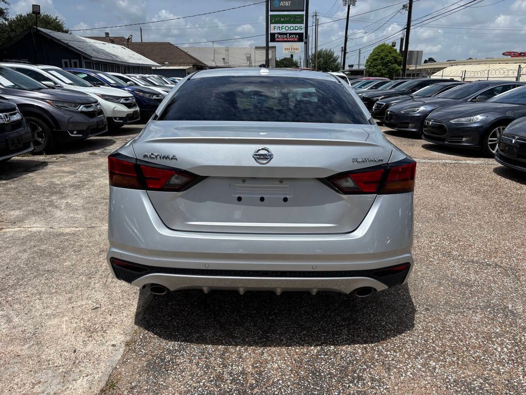 Nissan Altima Vehicle Full-screen Gallery Image 06