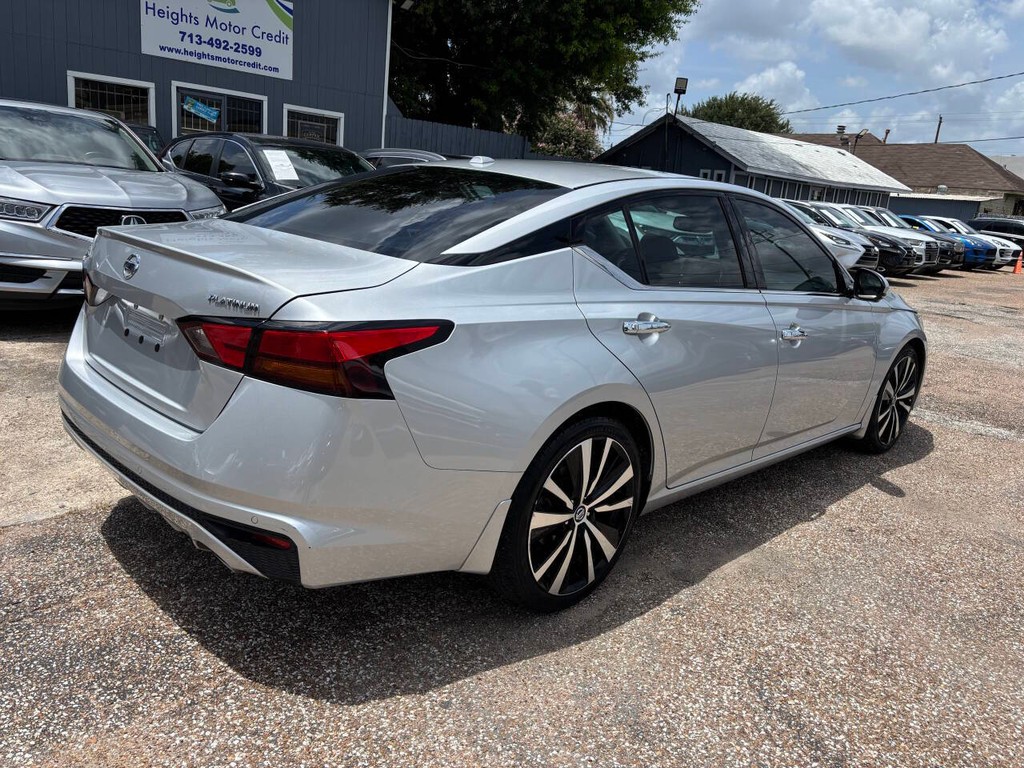 Nissan Altima Vehicle Full-screen Gallery Image 07
