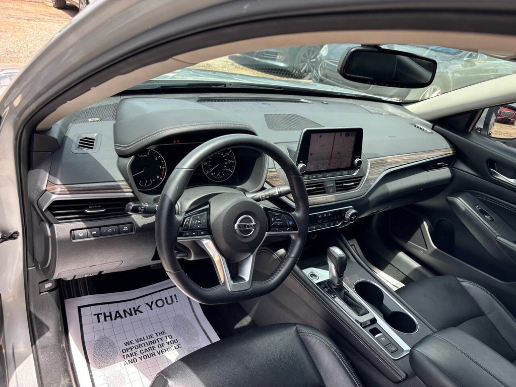 Nissan Altima Vehicle Full-screen Gallery Image 08