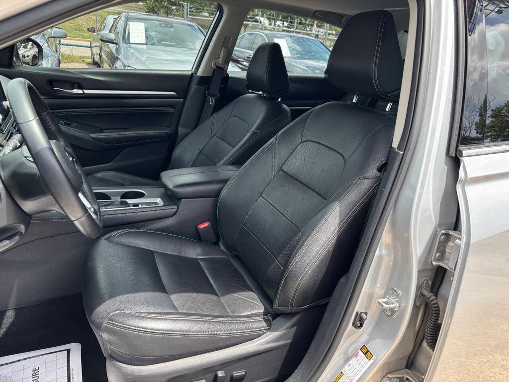 Nissan Altima Vehicle Full-screen Gallery Image 09