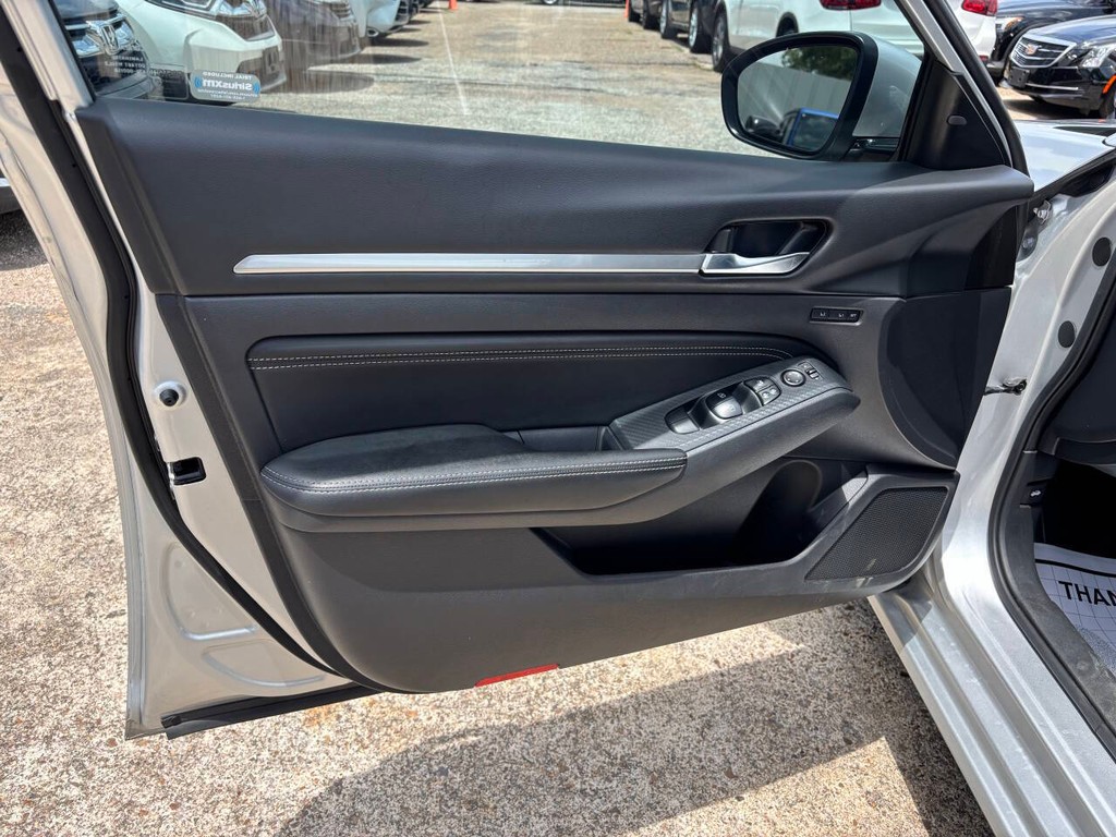Nissan Altima Vehicle Full-screen Gallery Image 10