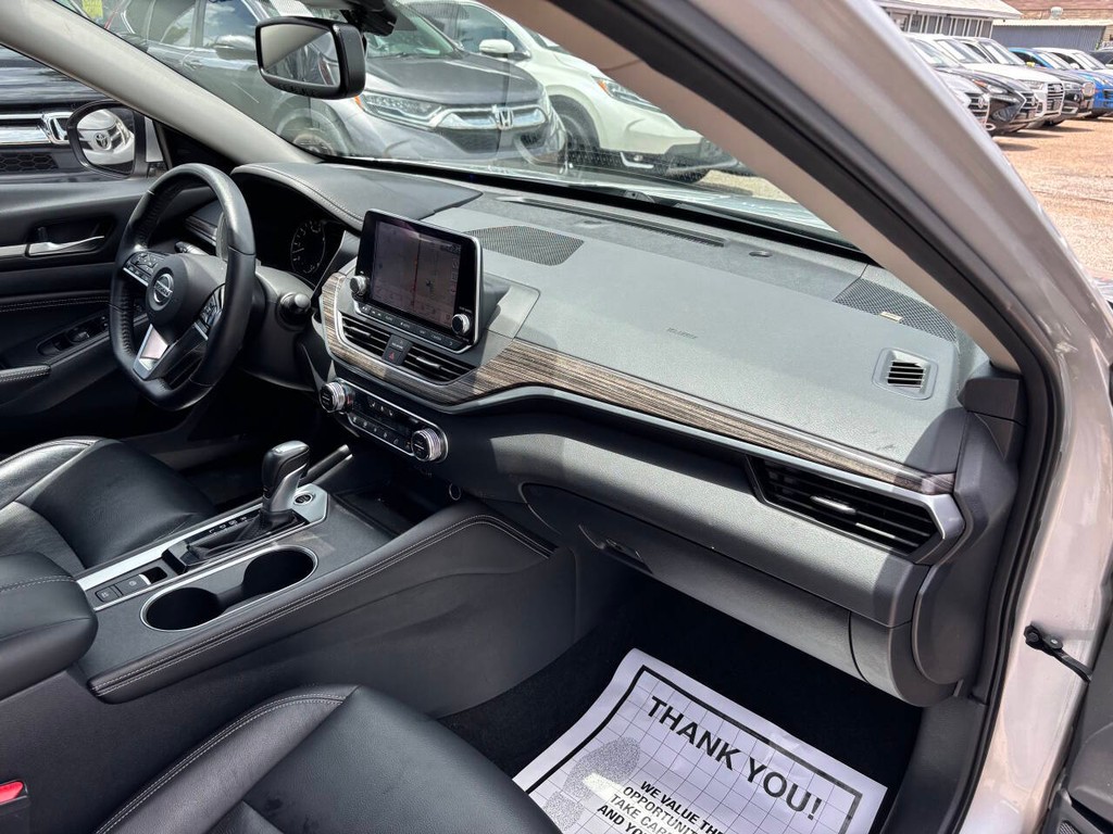 Nissan Altima Vehicle Full-screen Gallery Image 11