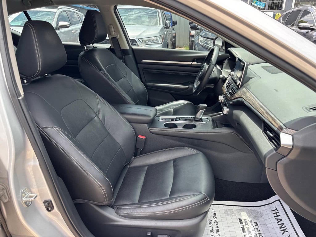 Nissan Altima Vehicle Full-screen Gallery Image 12