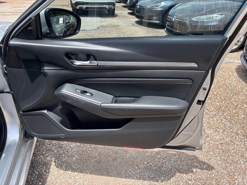 Nissan Altima Vehicle Full-screen Gallery Image 13