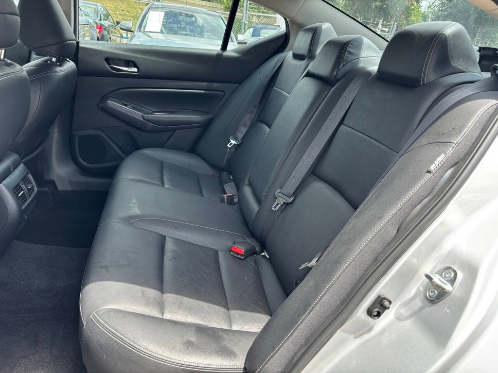 Nissan Altima Vehicle Full-screen Gallery Image 14