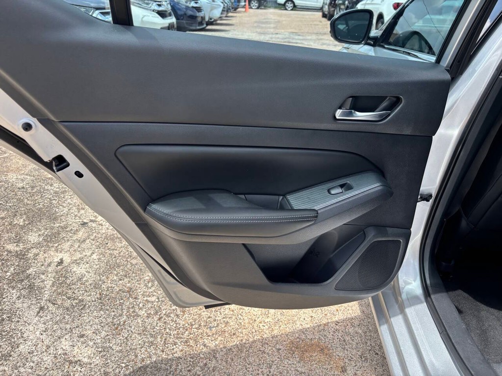 Nissan Altima Vehicle Full-screen Gallery Image 15