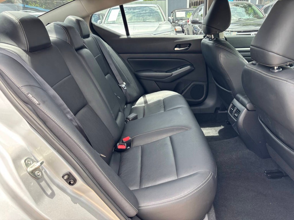 Nissan Altima Vehicle Full-screen Gallery Image 16
