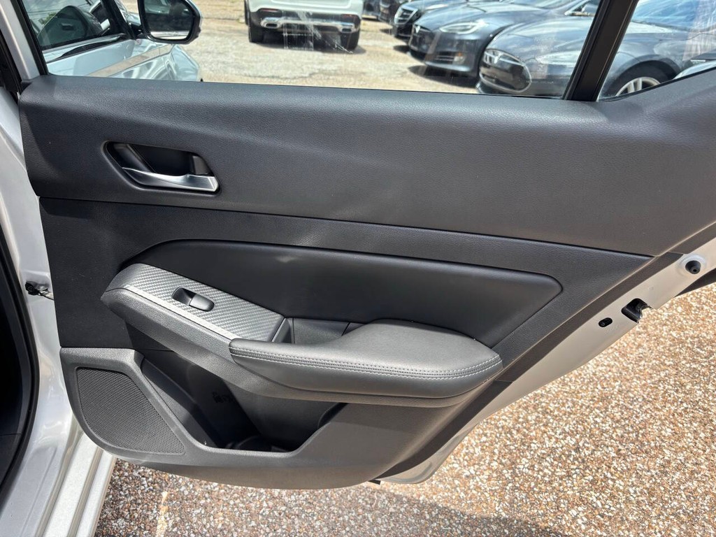 Nissan Altima Vehicle Full-screen Gallery Image 17
