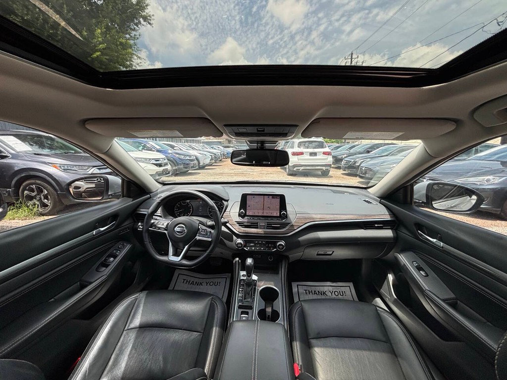 Nissan Altima Vehicle Full-screen Gallery Image 18