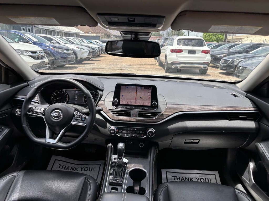 Nissan Altima Vehicle Full-screen Gallery Image 19